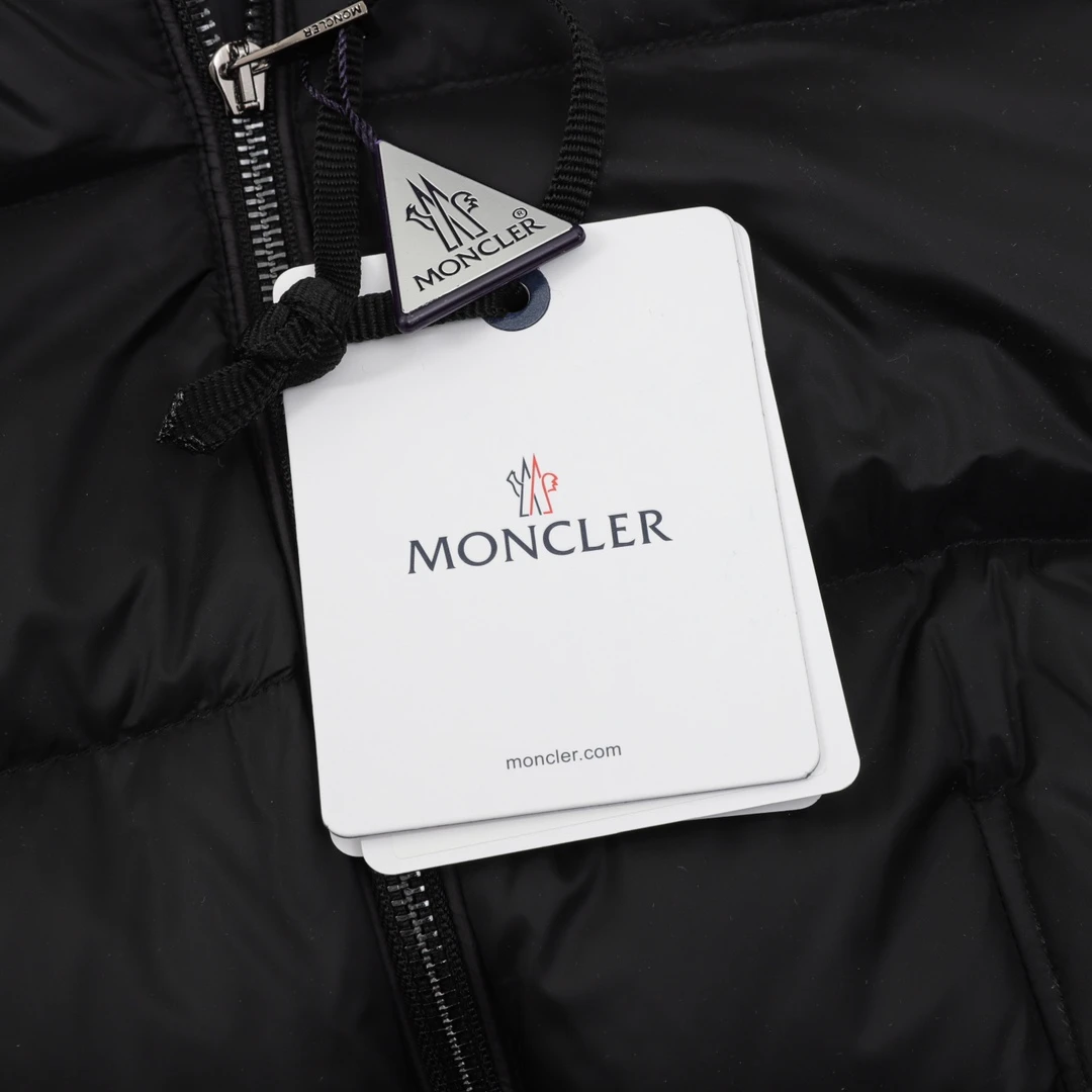 MONCLER-Outwear-0-3-700202512244353_7.webp