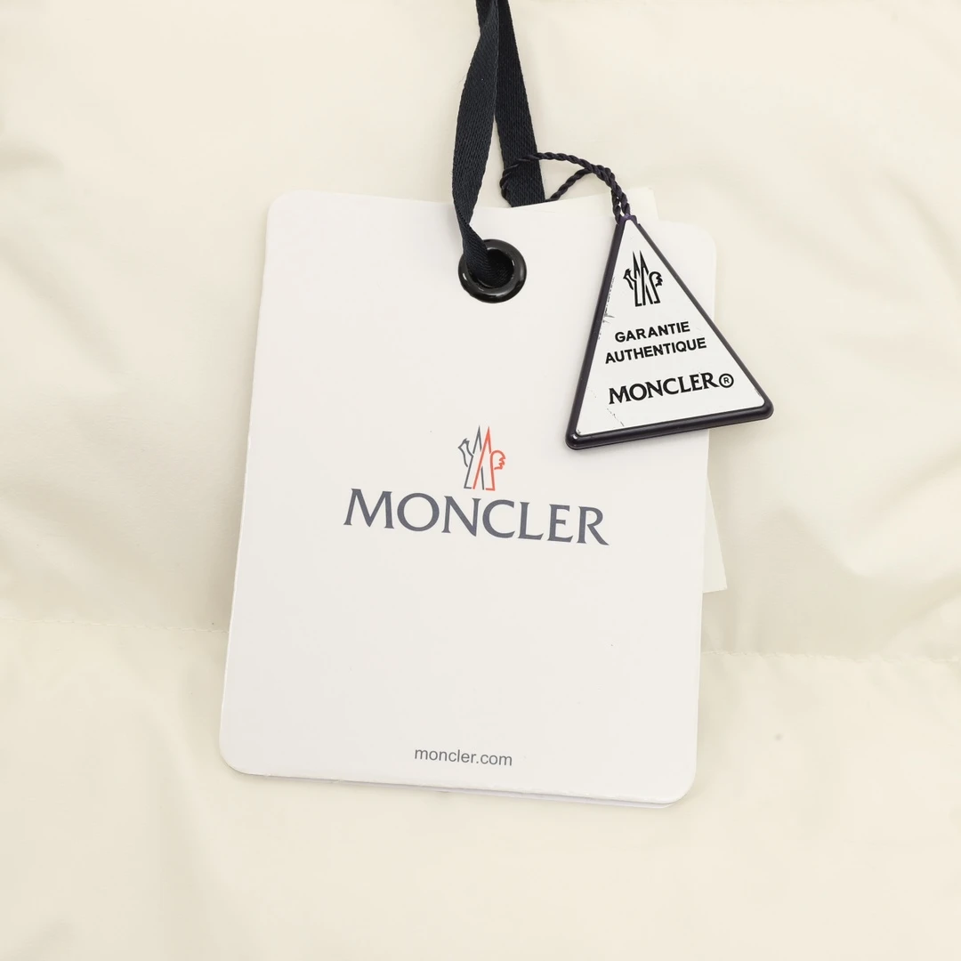 MONCLER-Outwear-0-4-480202512244359_8.webp