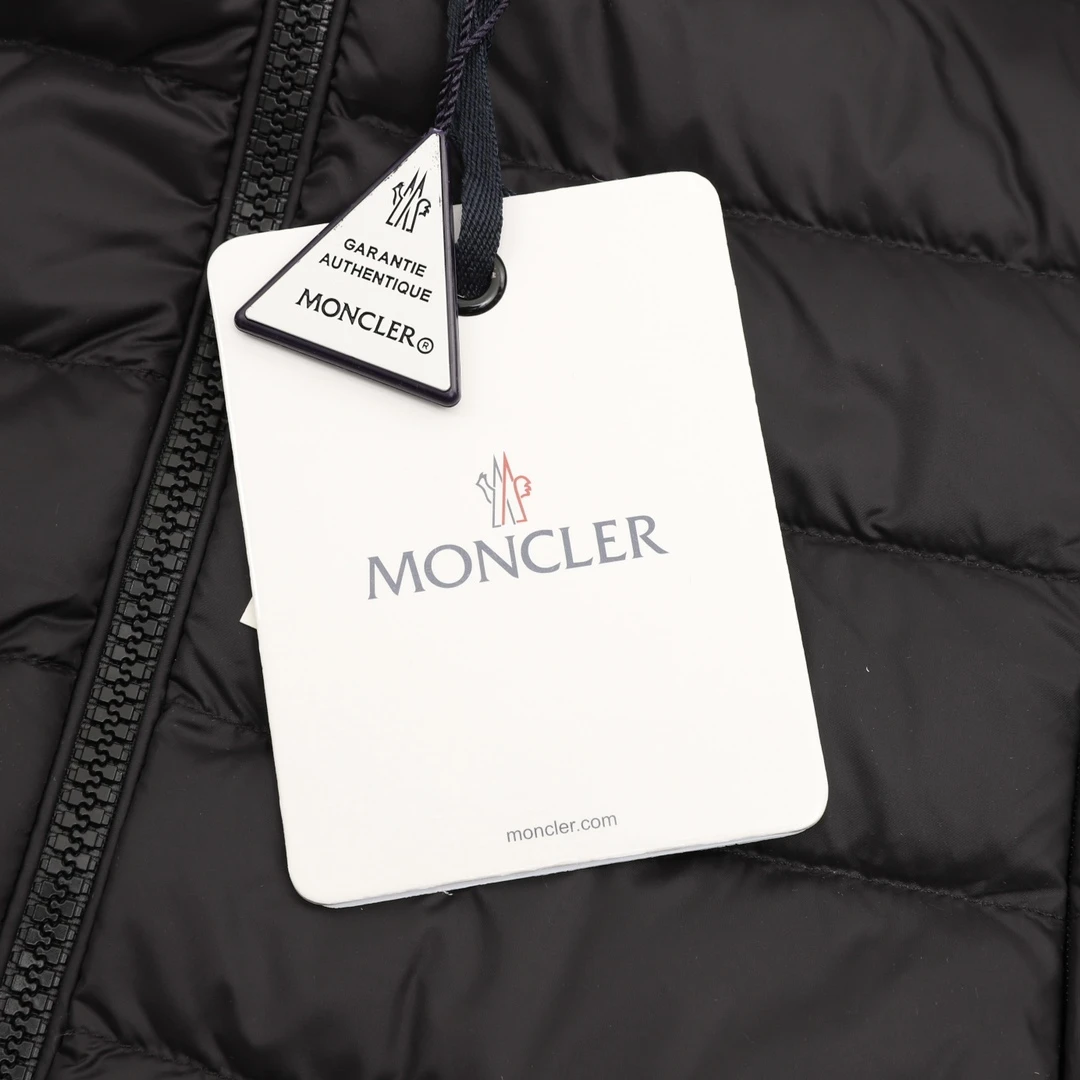 MONCLER-Outwear-1-4-550202512244393_8.webp