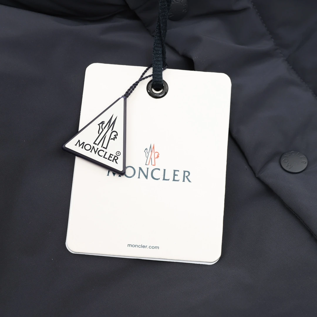 MONCLER-Outwear-1-4-560202512244395_8.webp