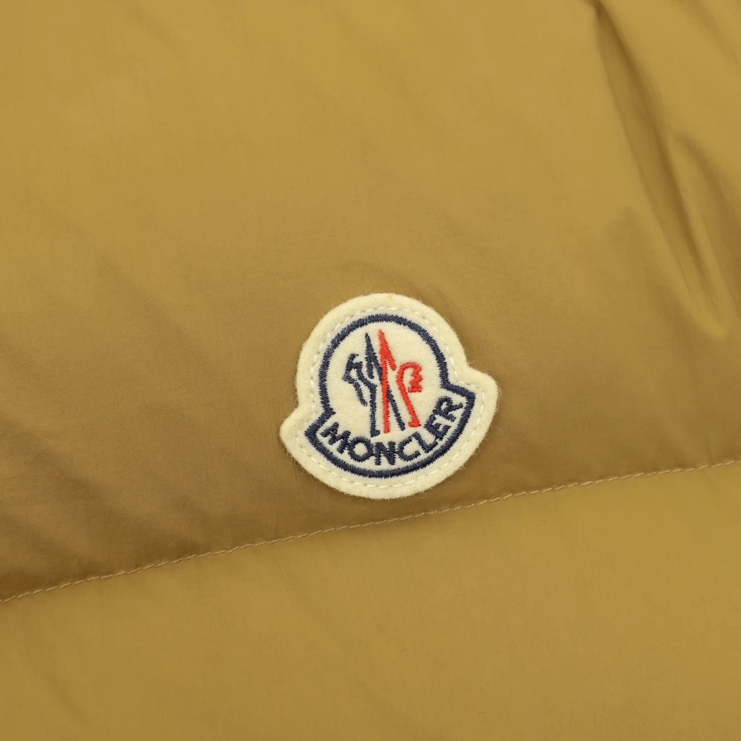 MONCLER-Outwear-1-4-610202512244403_4.webp