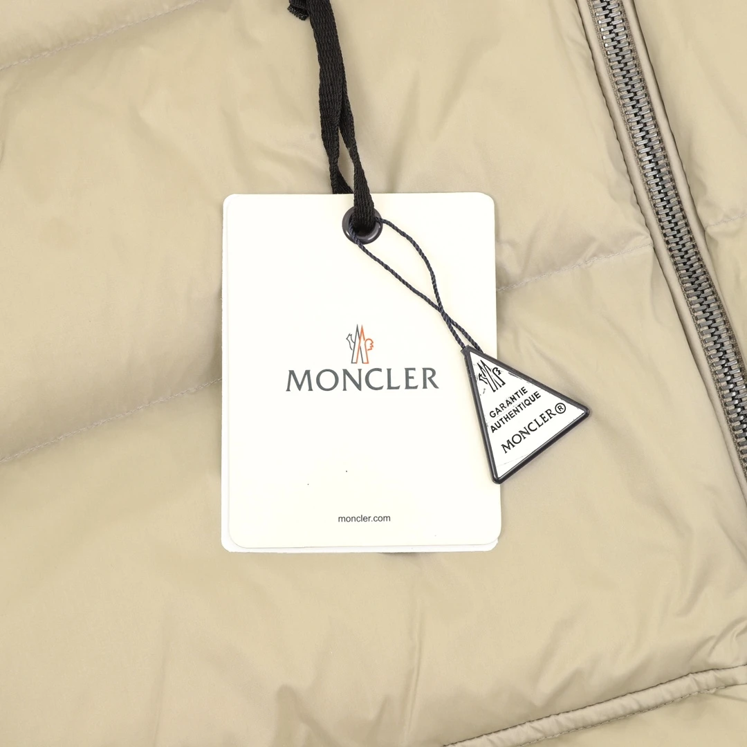 MONCLER-Outwear-1-4-610202512244404_7.webp