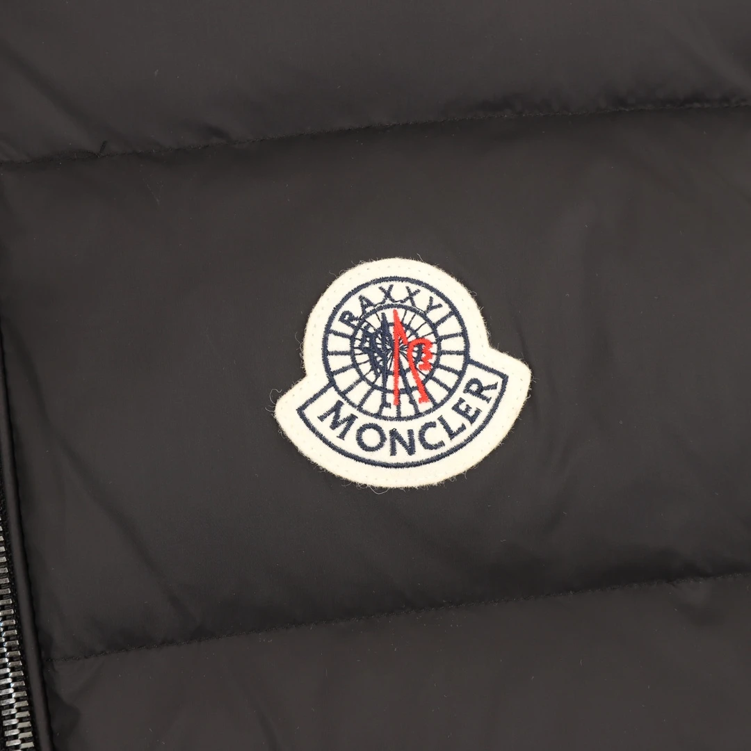 MONCLER-Outwear-1-4-610202512244405_4.webp
