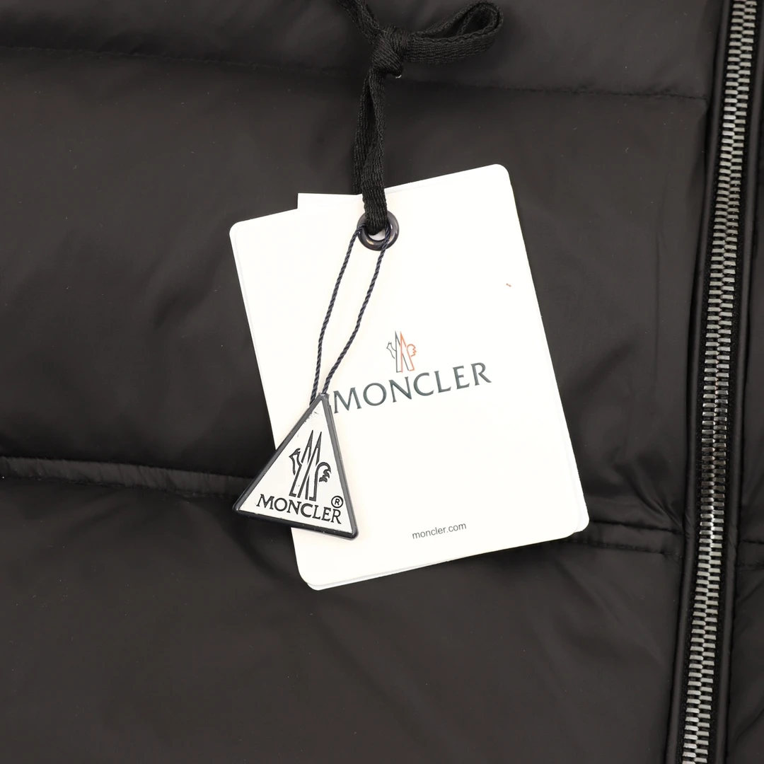 MONCLER-Outwear-1-4-610202512244405_7.webp
