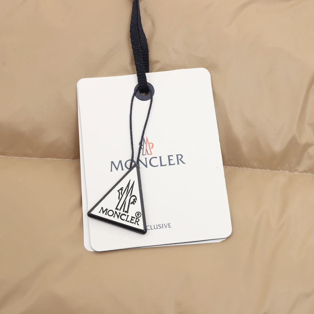 MONCLER-Outwear-1-4-700202512244410_7.webp