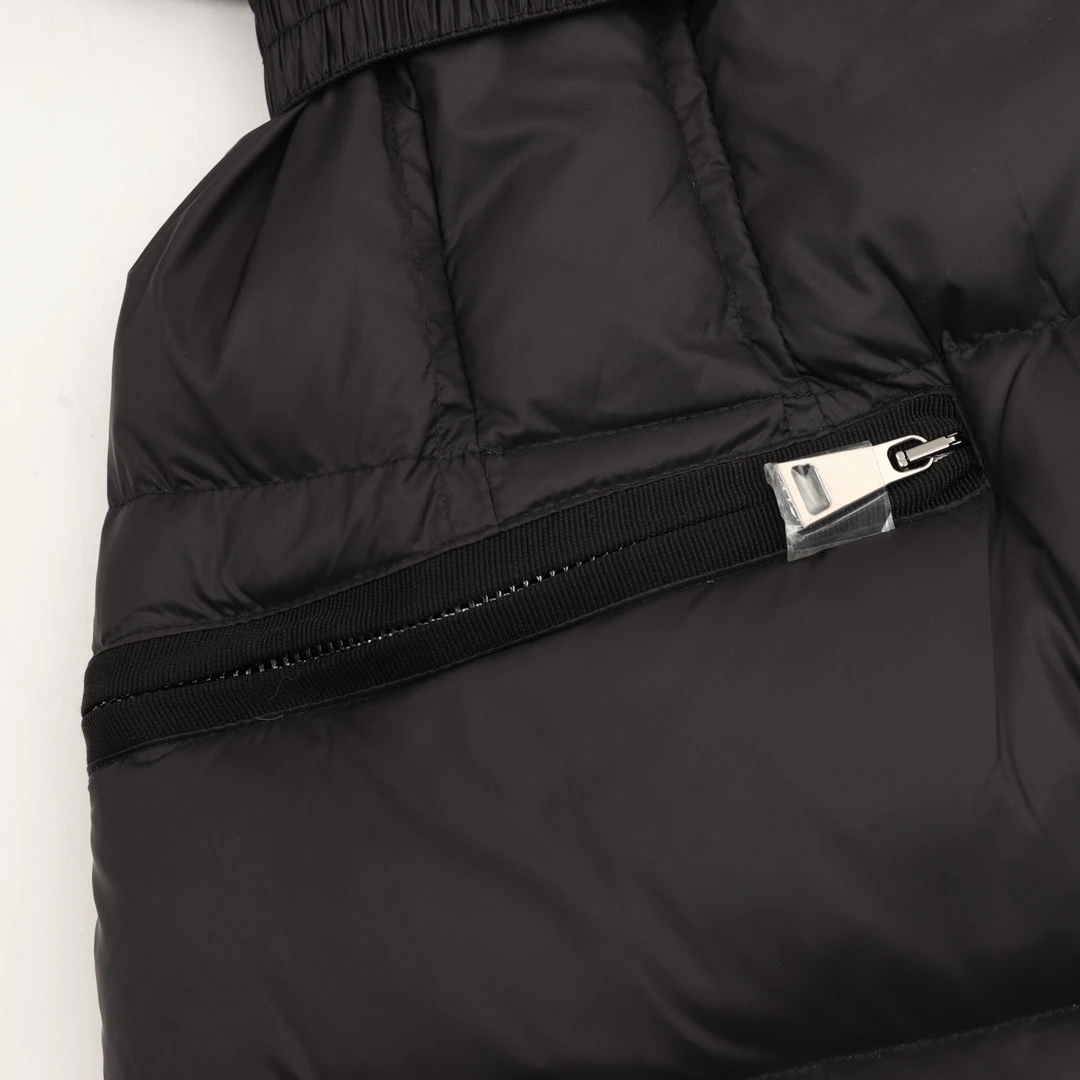 MONCLER-Outwear-1-4-740202512244414_4.webp