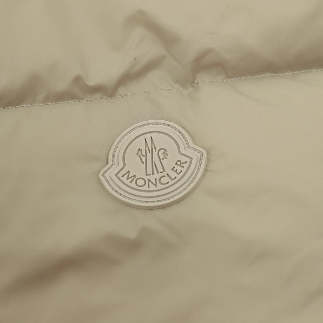 MONCLER-Outwear-1-5-700202512244450_7.webp