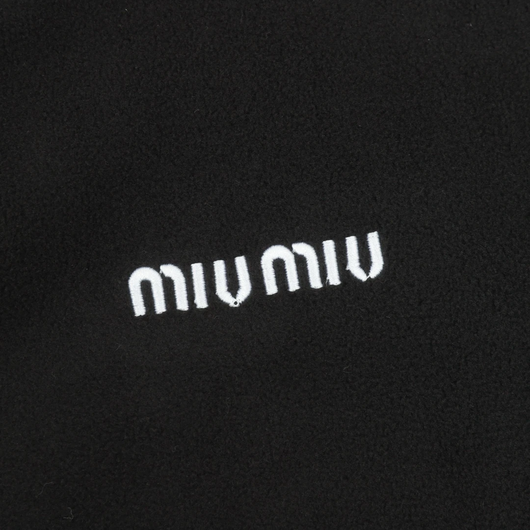 Miu-Miu-Outwear-46-52-280202512244715_4.webp